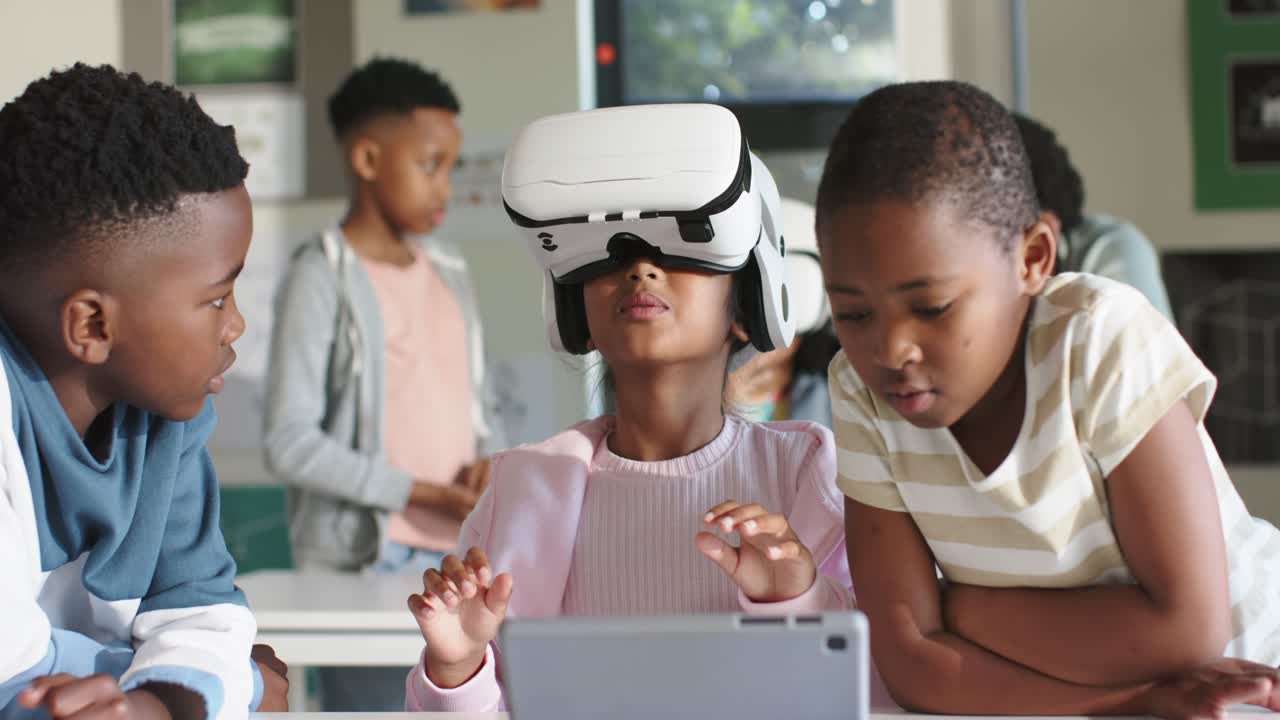 Afrikanske studerende ser ung pige tage hvide VR-headset på og bruge tablet til klasse-demo