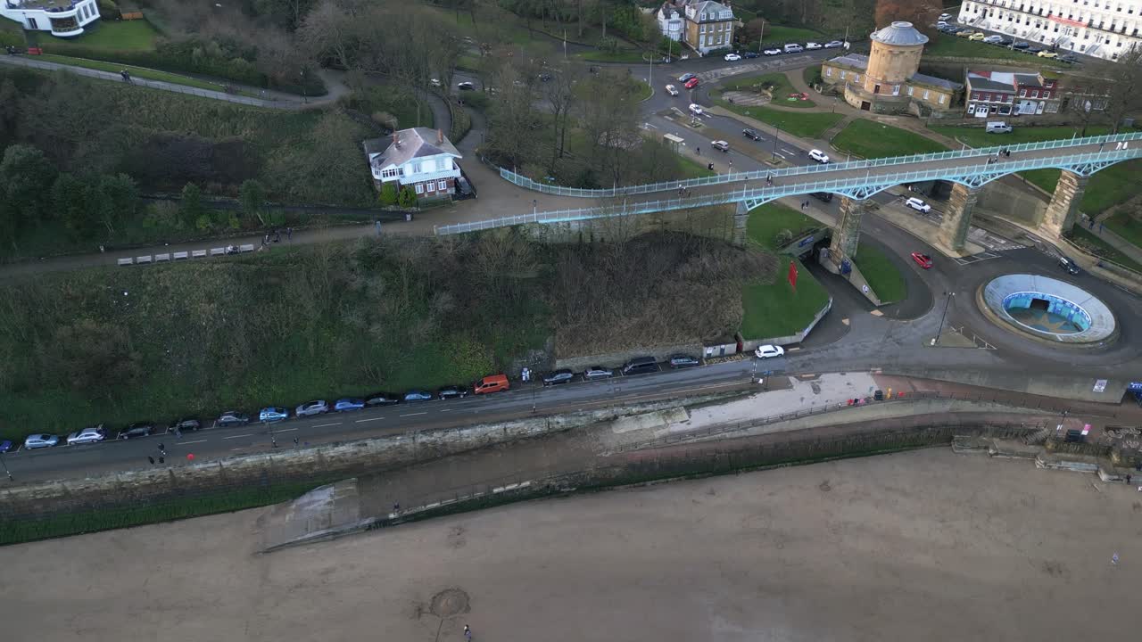 영국 스카버러 베이 (scarborough bay) 에 있는 바쁜 도로 위의 다리 위에 있는 금속 발의 파랄라크스 공중 촬영