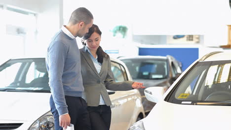 Pareja-Buscando-Un-Auto