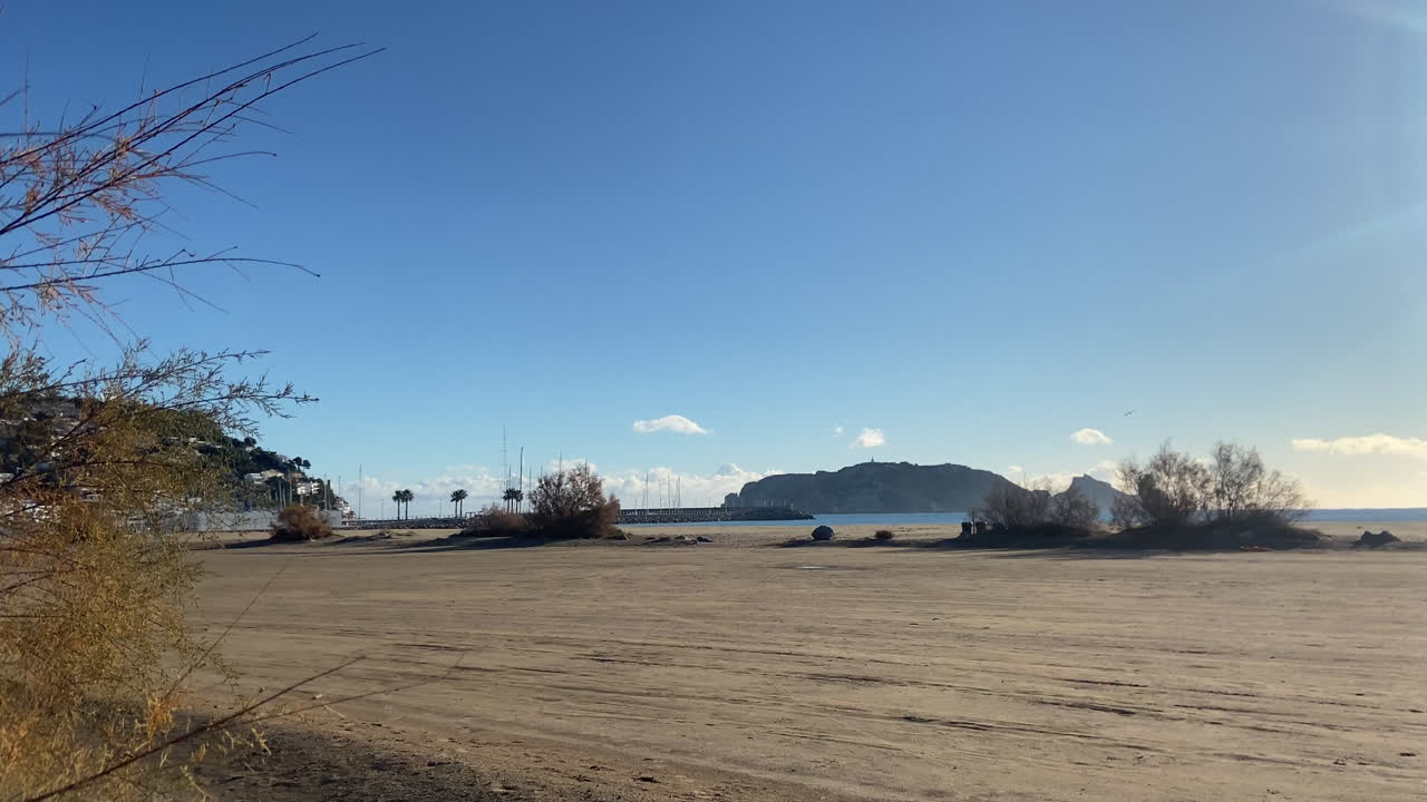 스페인 말라가에서 산을 배경으로 한 해변의 놀라운 사진, 평화롭고 따뜻한 분위기로 해가 뜨는 동안