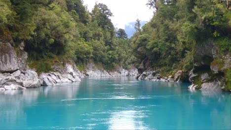 Blick-Vom-Wasser-Aus-Auf-Einen-Spektakulären-Türkisfarbenen-Fluss,-Granitfelsen-Und-Podocarp-Wald---Hokitika-River-Gorge-Walk,-Westküste