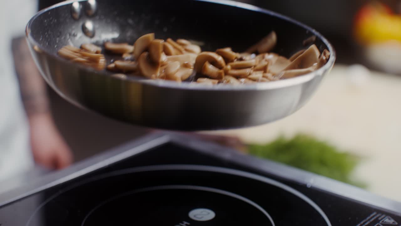 cocinar setas en una sartén