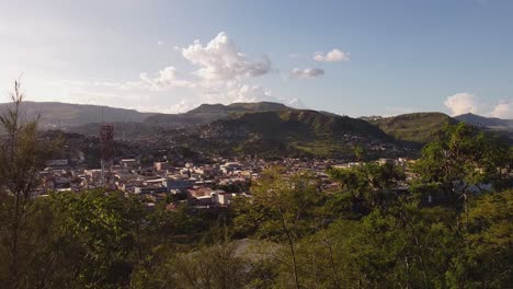 Vista-De-La-Ciudad-Con-Vista-Corta-Al-Estadio-Nacional-Chelato-Ucles-Honduras-Tegucigalpa