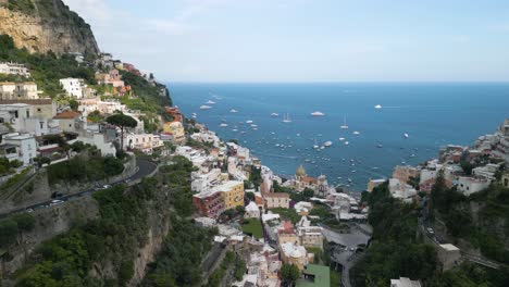 Vista-Aérea-Cinematográfica-De-Positano-A-Lo-Largo-De-La-Costa-De-Amalfi-En-Italia.