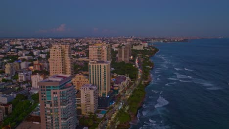 Moderne-Gebäude-Entlang-Des-Malecon-Bei-Sonnenuntergang