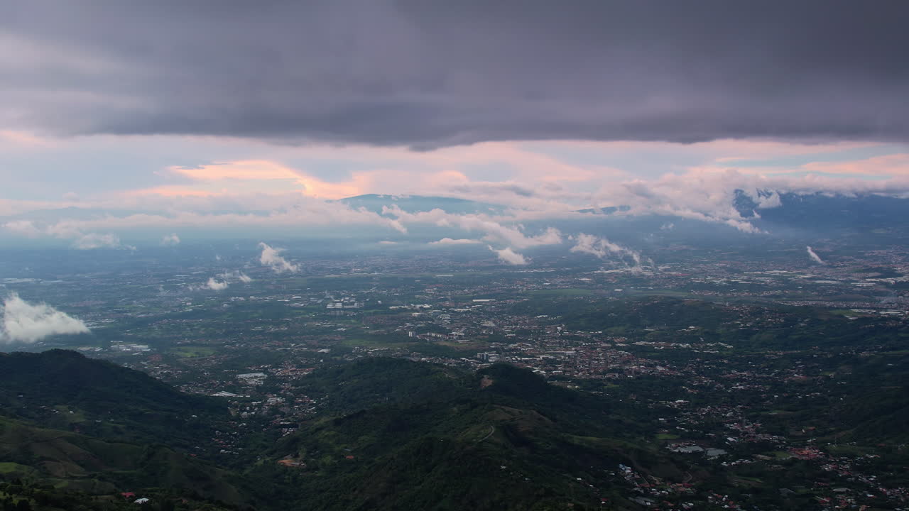 la turbina gira contra valles llenos de nubes.