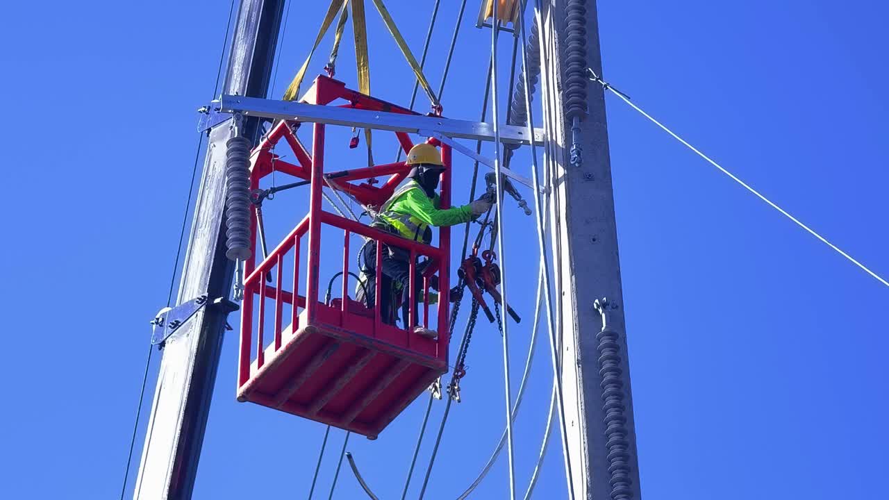 전화 기둥 에 대한 유지 보수 를 수행 하는 유리티 노동자