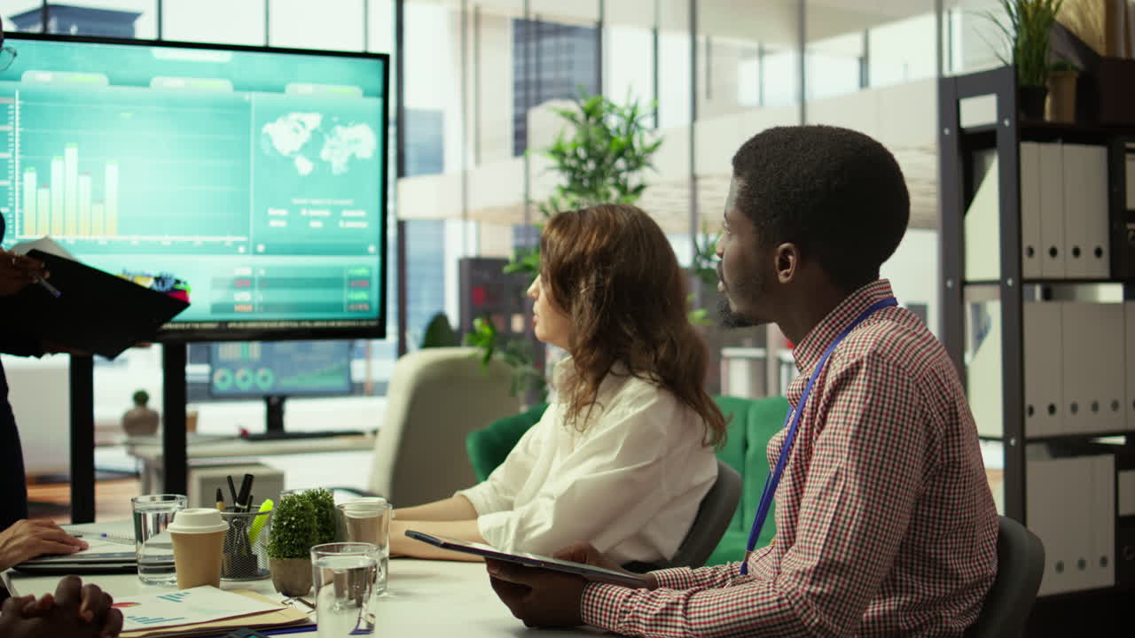 grupo diverso de profesionales reunidos para discutir una nueva estrategia de desarrollo