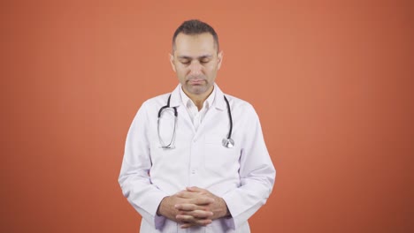 el médico emocional y lloroso.