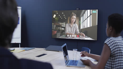 diversas personas de negocios en videollamada con una colega caucásica en la pantalla