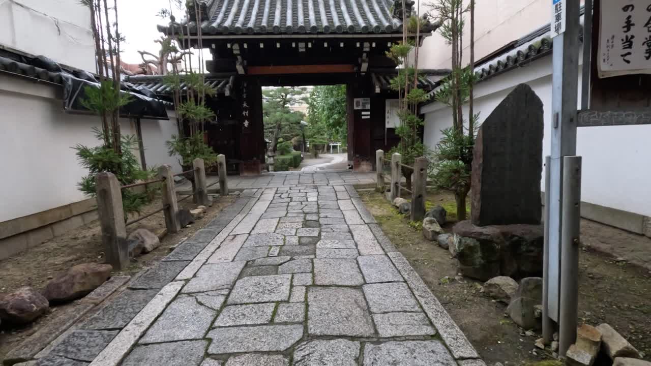 un paseo pacífico por un templo japonés tradicional.