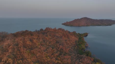 vuelo sobre la isla de nankoma, el lago malawi, malawi.