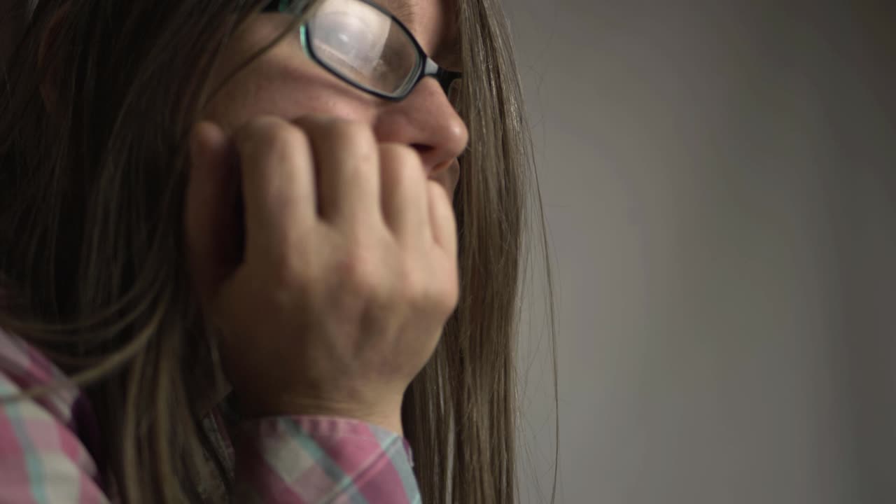 mujer en pensamiento profundo primer plano retrato