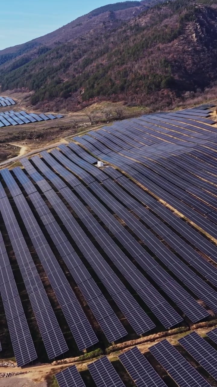 Stort solpanelanlæg på vedvarende energianlæg i forårssæsonen