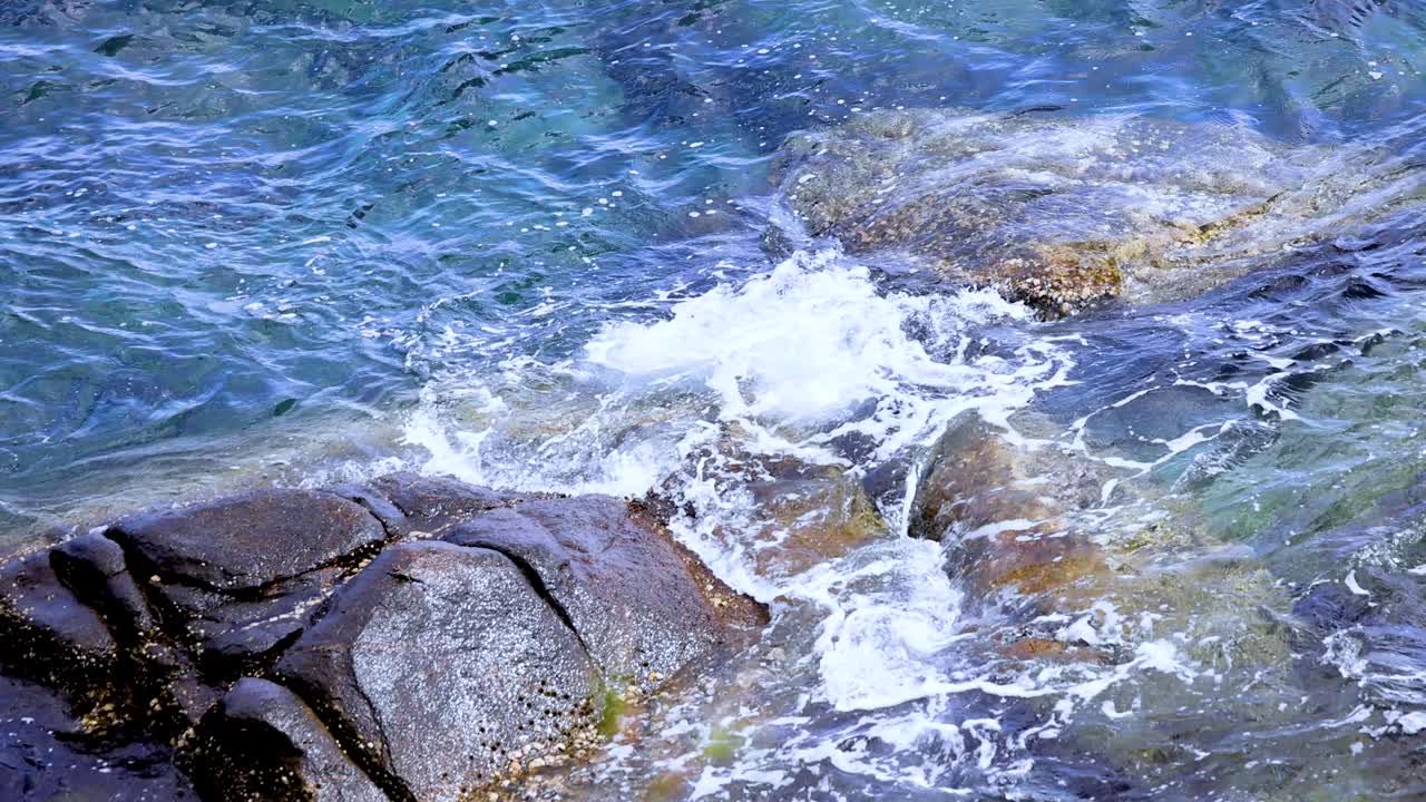 바다의 파도가 해안 바위와 상호 작용합니다.