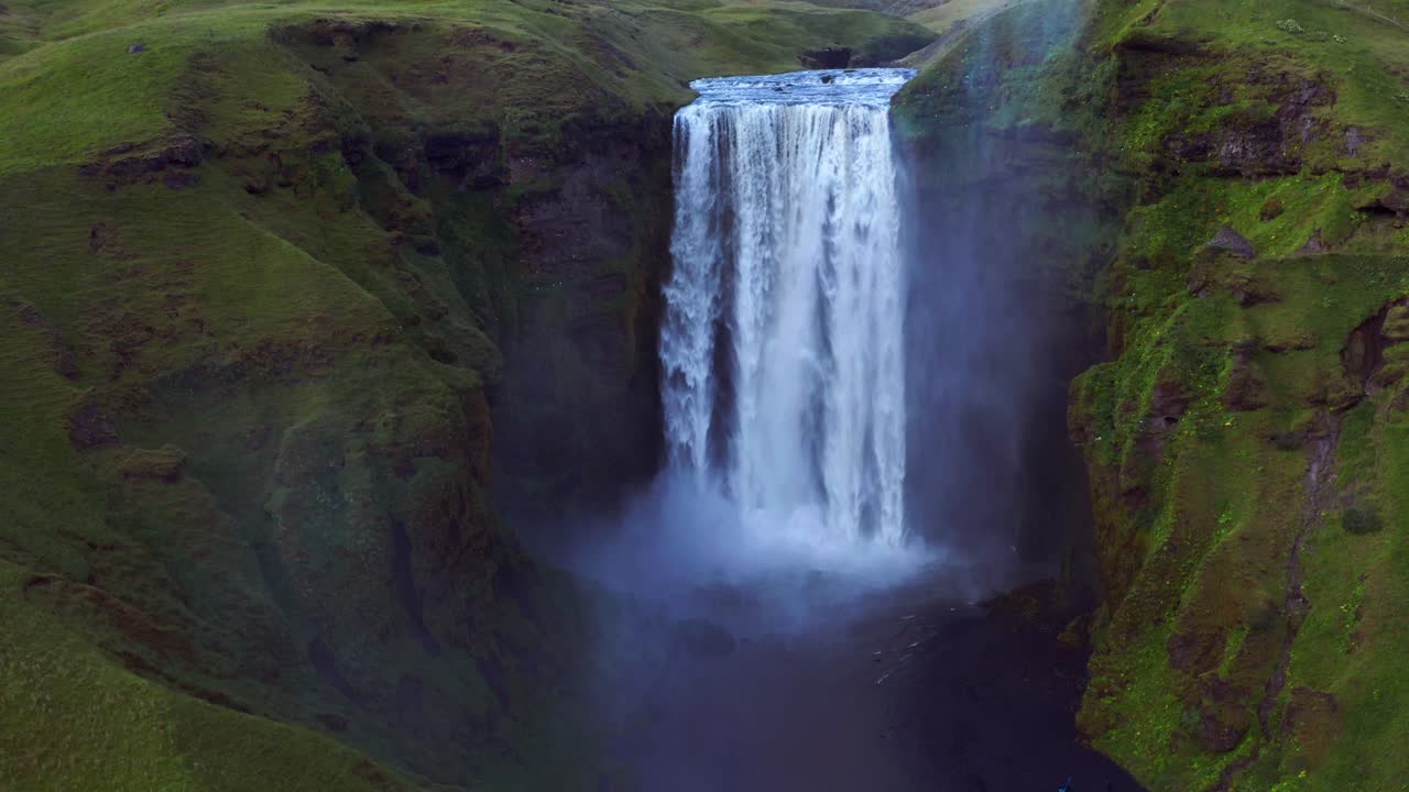 cascadas extremas en la cascada de skogafoss, skogar, sudhurland, islandia