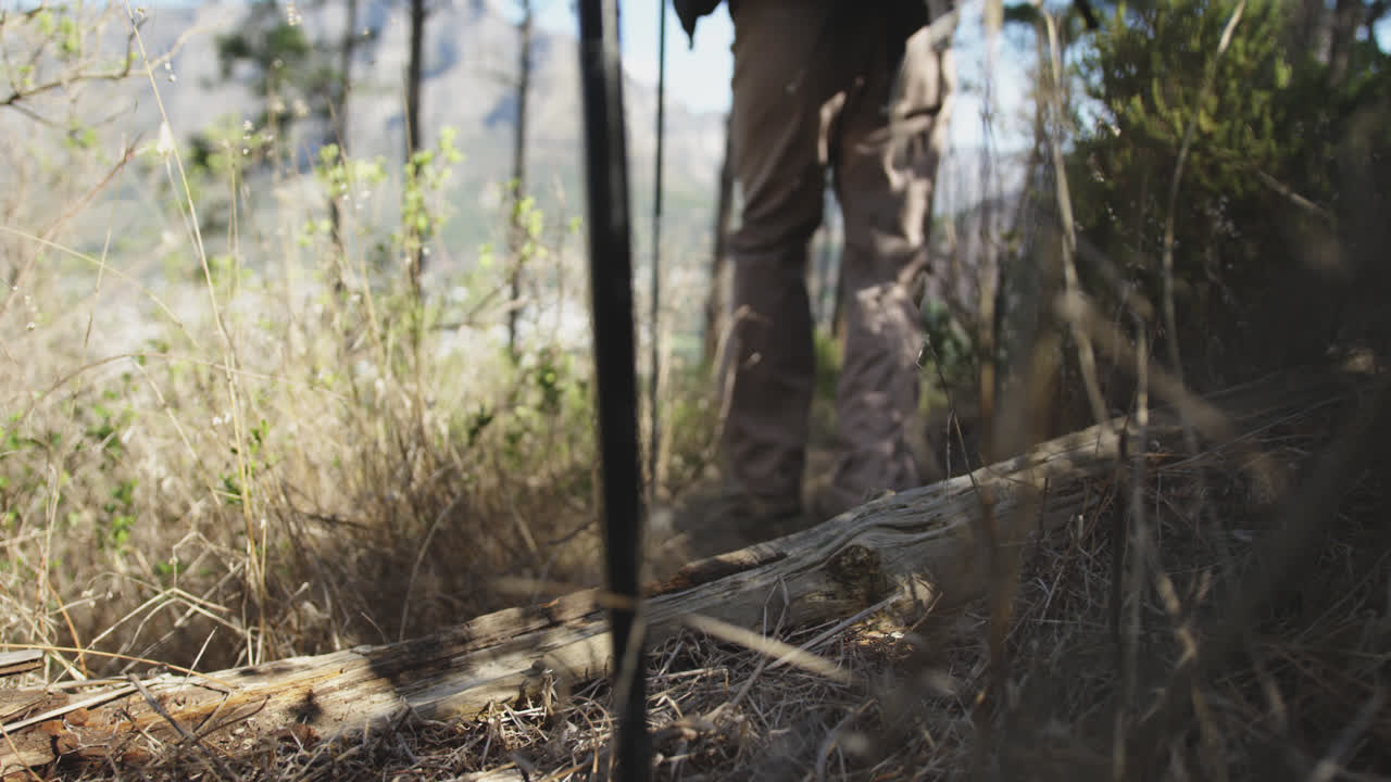 산 위 를 고 있는 노인 부부 의 근접적 인 모습