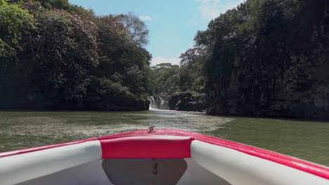mauricio paseo en barco a las cascadas