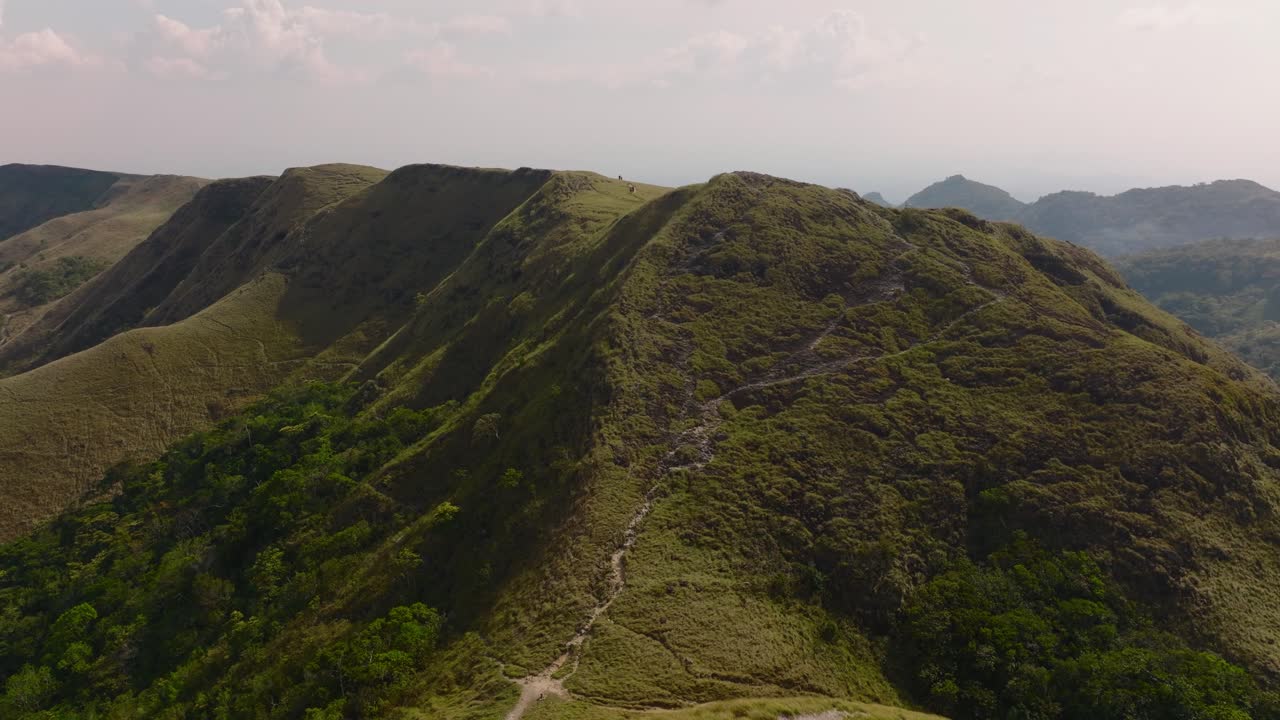 Drone che vola sopra un paesaggio di montagne e campagna a Panama, Cratere di El Valle de Antón.