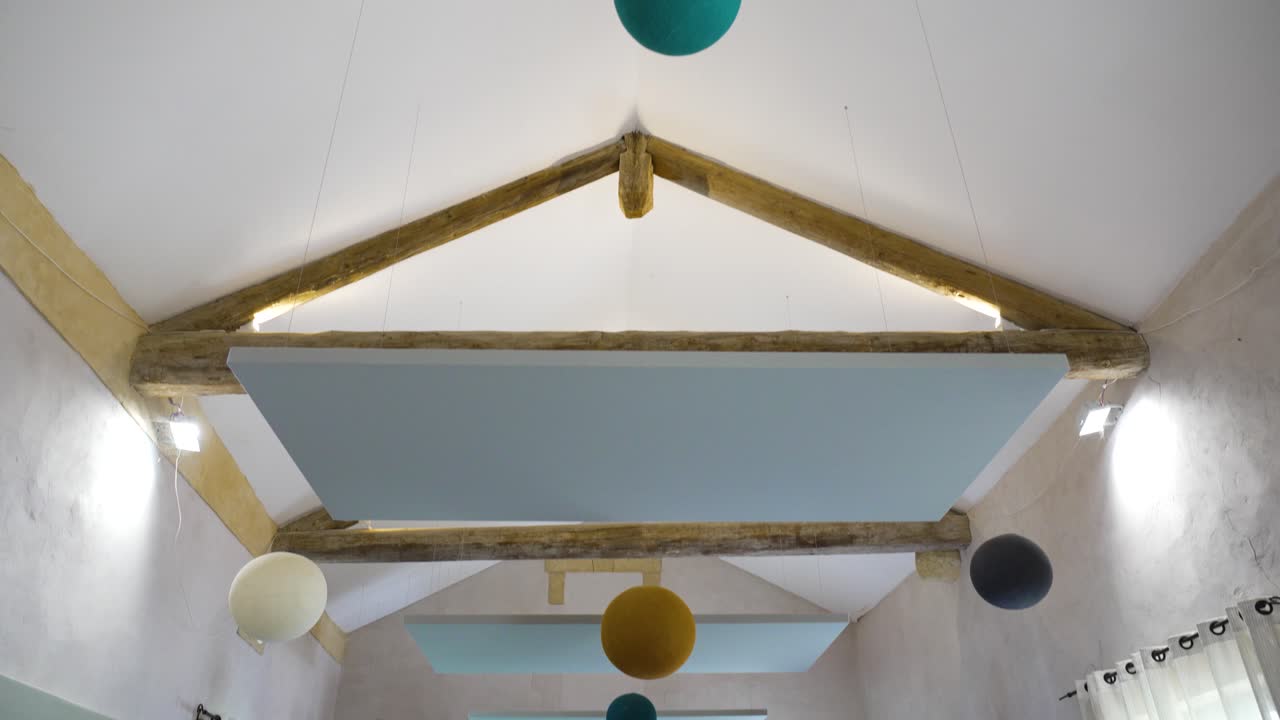 피아노와 다채로운 공이 매달려 있는 니메스의 빌라에서 촬영된  ⁇ 팅