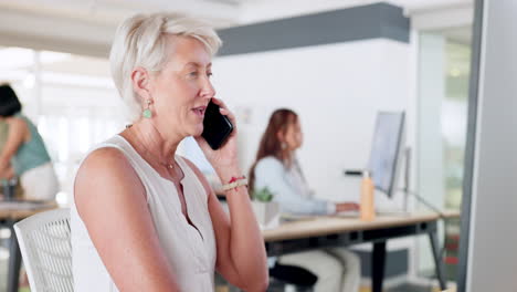 Llamada-Telefónica-Del-Espacio-De-Trabajo,-Mujer-De-Negocios