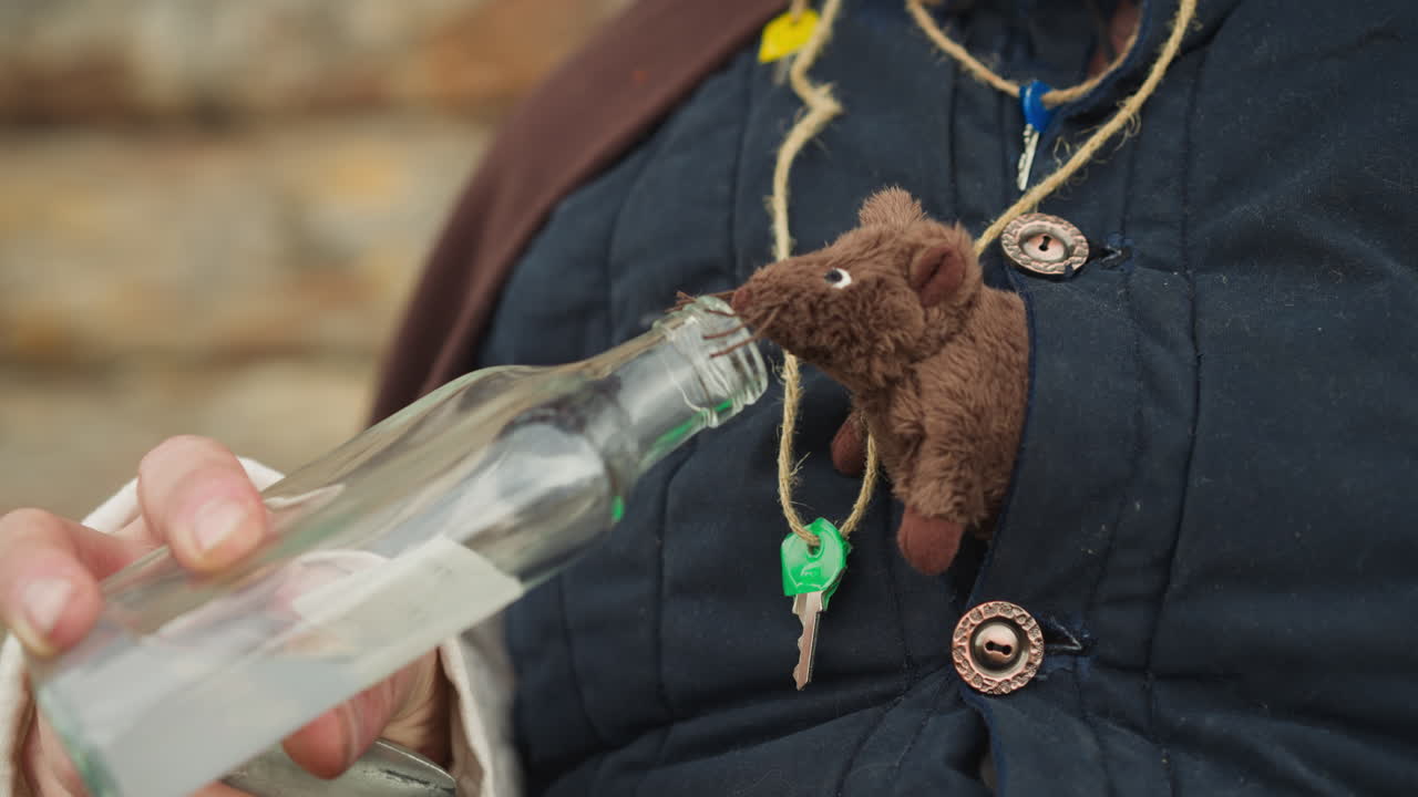 장난감  ⁇ 는 마법사의 가 ⁇ 에 앉아 병에 있는 마약을  ⁇ 새 ⁇ 니다.