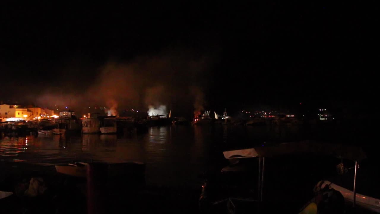 멀리서 해상 항구에서 타오르는 사고와 화재