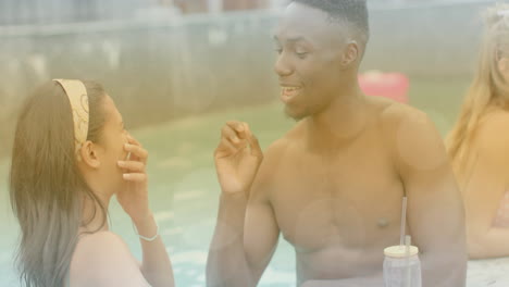 animación de luz bokeh sobre amigos hablando y disfrutando de bebidas en la piscina