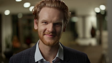 Hombre-De-Negocios-Positivo-Posando-Ante-La-Cámara-En-La-Oficina.-Sonrisa-Profesional-En-El-Lobby.