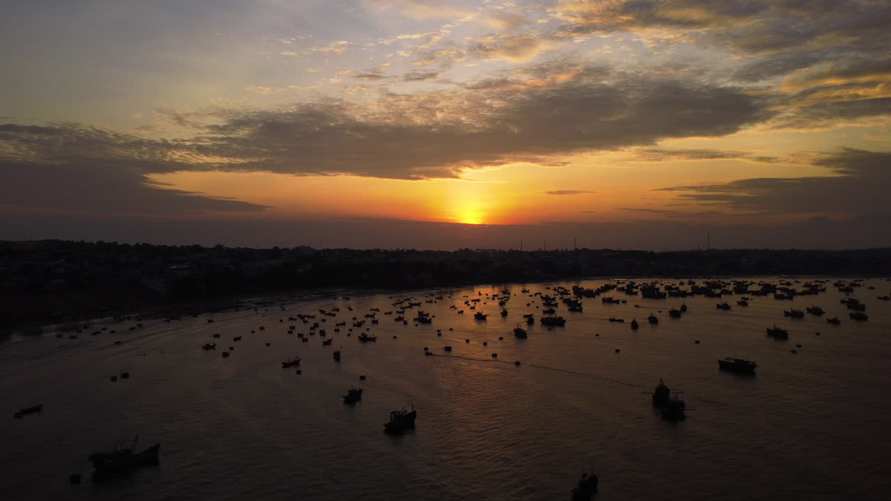 이른 아침 장면, 바다에 보트의 실루엣, 베트남