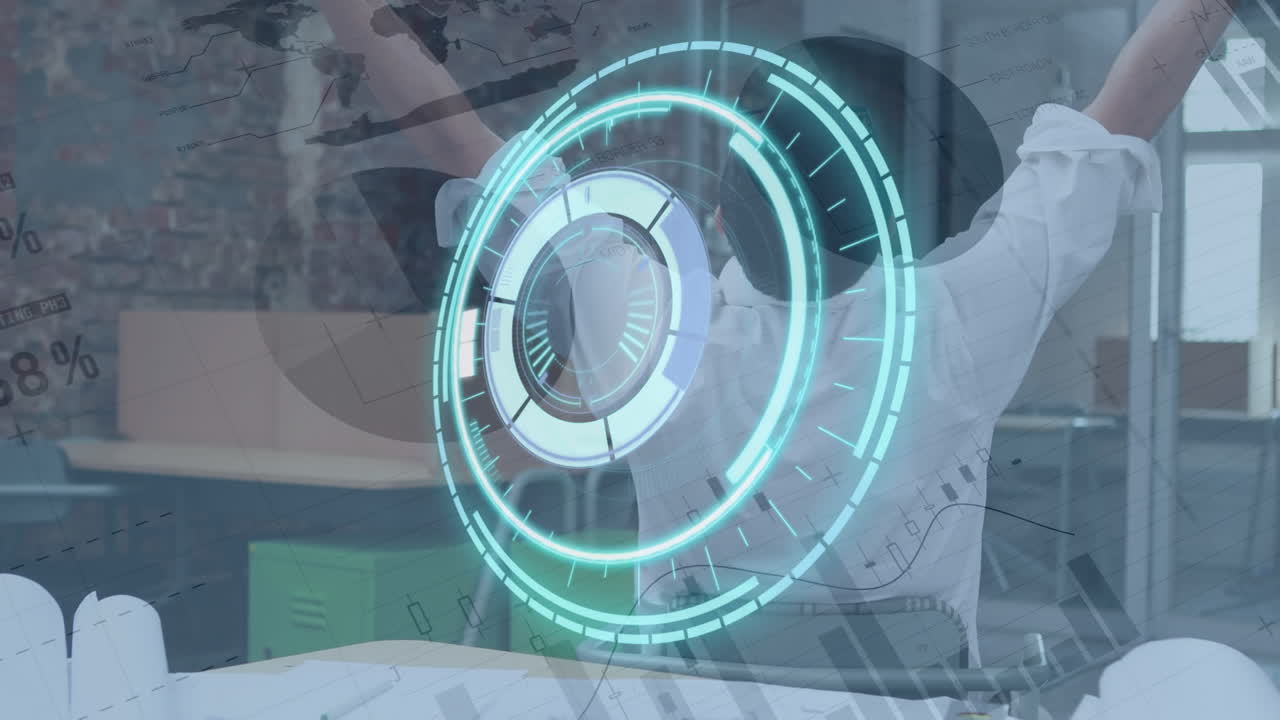 두 인종의 사업가에 대한 범위 스캐닝과 금융 데이터 처리의 애니메이션