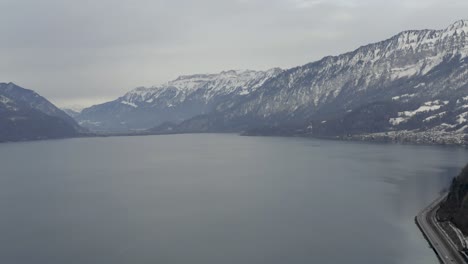 Antena-De-Drones-Del-Lago-Thun-Thunersee-En-Invierno