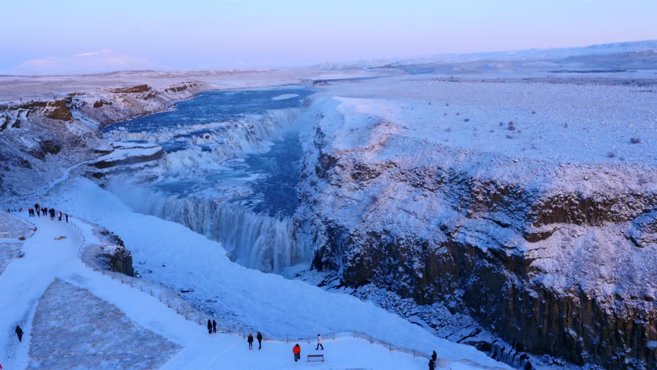 아이슬란드의 얼어붙은 gullfoss 폭포와 야생 강의 공중 사진