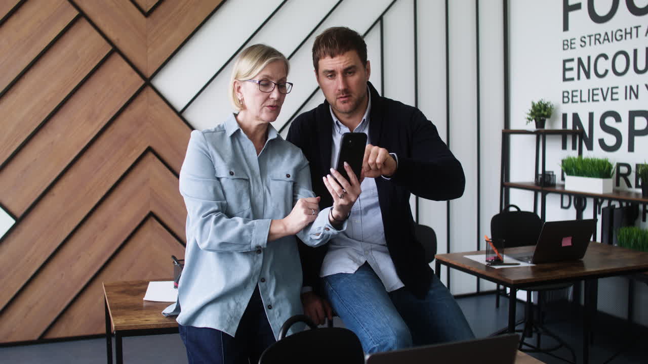 взрослый ученик и учитель в классе