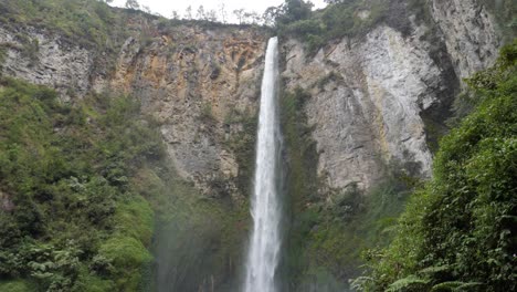 toma en cámara lenta de la cascada sipiso piso en el norte de sumatra, indonesia - cámara inclinada hacia abajo
