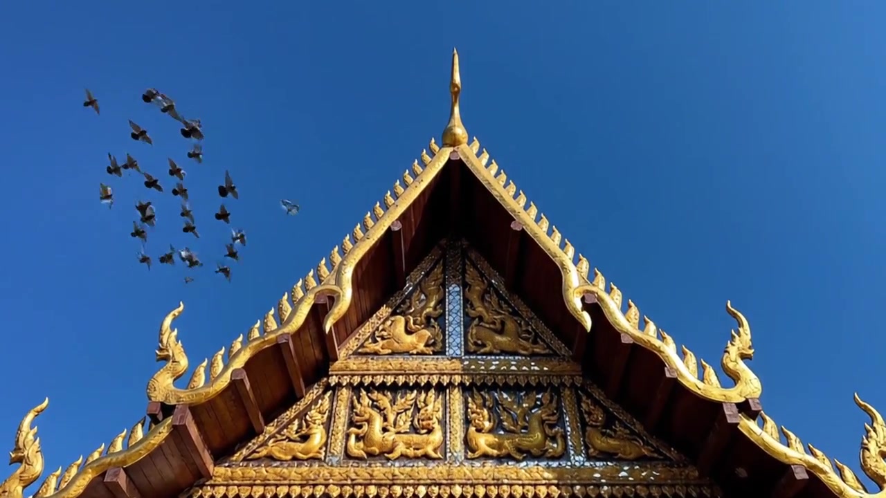 Decorazione dorata del timpano su un edificio di un tempio thailandese