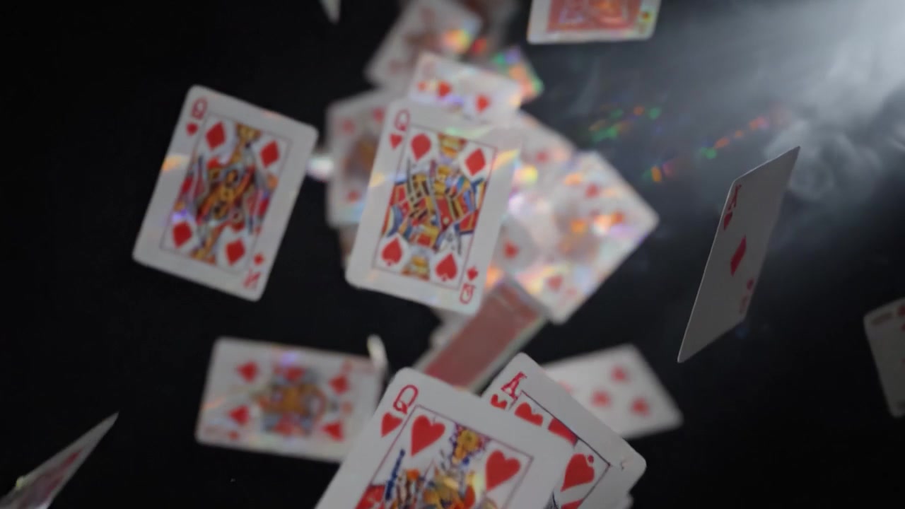 Una cascata abbagliante di carte da gioco: cuori che si disperdono nell'aria con riflessi di luce, catturando l'essenza di un gioco di carte in movimento.