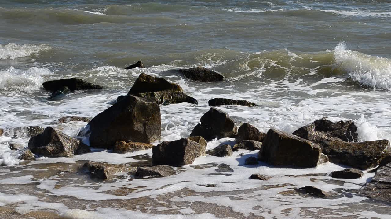 Strand og bølger, klar sol. Optagelse på stranden