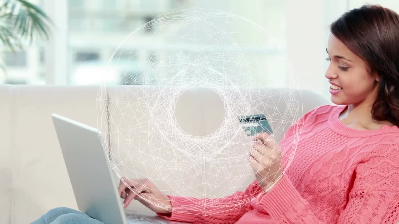 노트북을 사용하여 신용카드를 가진 두 인종 여성에 대한 연결 네트워크의 지구상의 애니메이션.