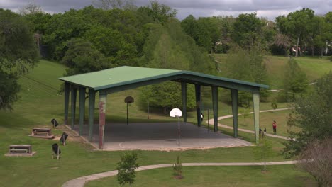 establishing shot of outdoor basketball area in bayou park houston