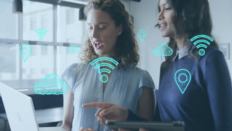 animación de iconos digitales sobre diversas personas de negocios en la oficina