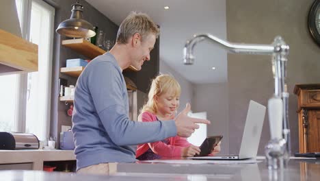 padre e hija discutiendo en una tableta digital 4k