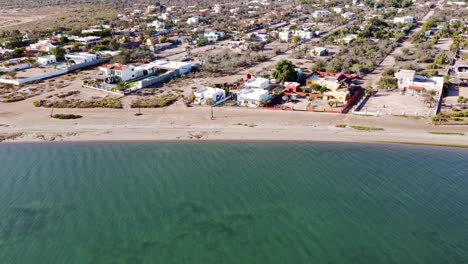 Una-Toma-Aérea-De-Gran-Alcance-De-La-Ciudad-Y-El-Mar-De-La-Paz,-Baja-California-Sur,-México,-Tomada-Desde-Un-Dron-Que-Se-Aleja-Del-Lugar