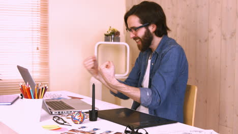 Casual-worker-at-his-desk-using-laptop