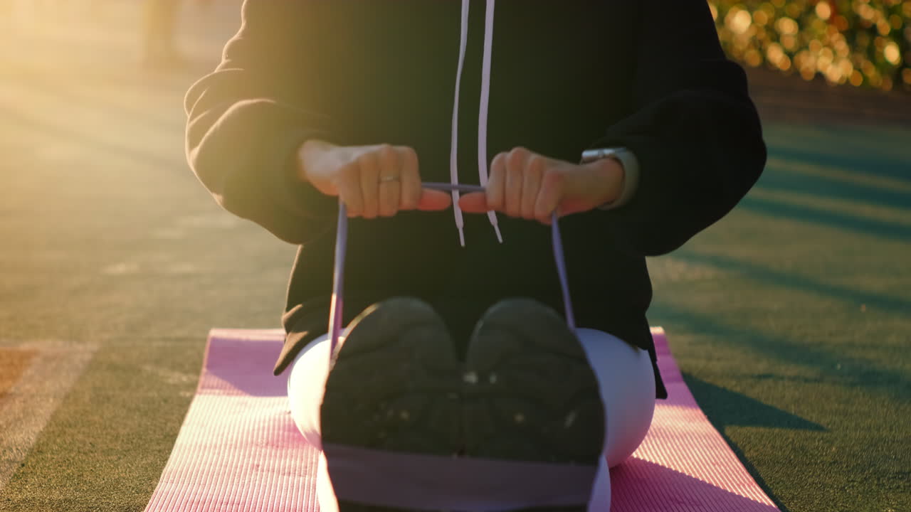 야외에서 저항 밴드로 스트레칭하는 여성