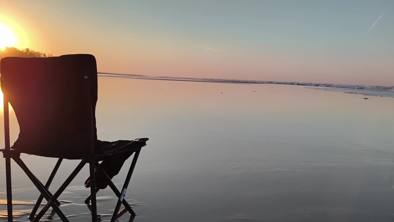 Gün Batımında Sakin Bir Sahilde Boş Katlanır Sandalye.