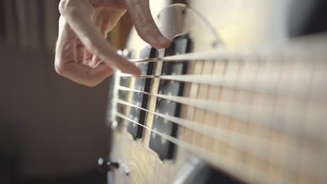 tocando el bajo con los dedos.