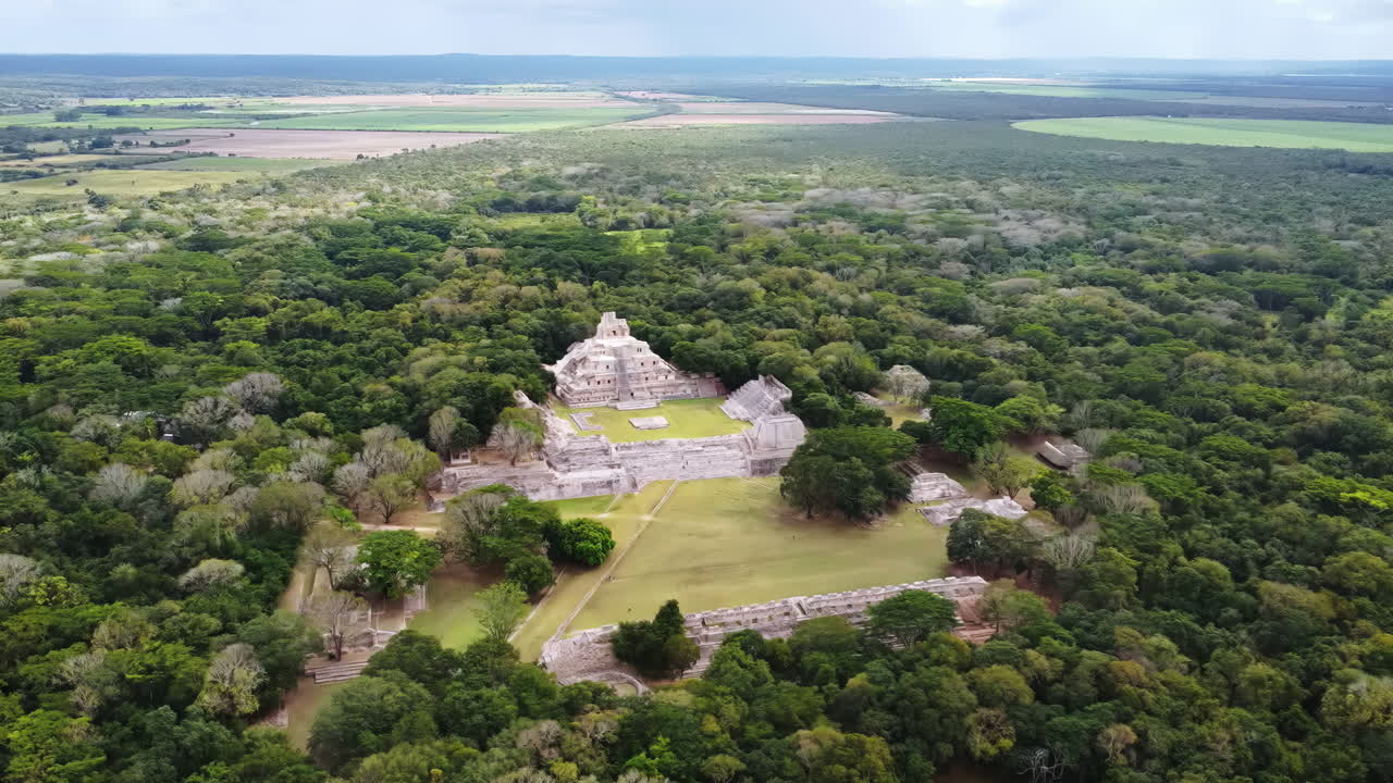 Veduta aerea con drone della piramide Maya di Edzná che si erge sopra la densa foresta tropicale a Campeche, Messico, rivelando antiche rovine mesoamericane circondate da un paesaggio giungla