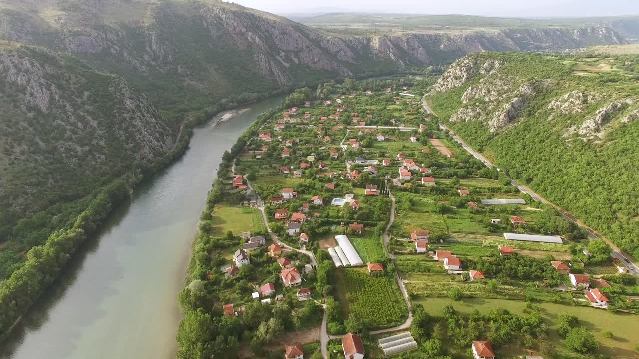 una vista aérea muestra el pueblo de pocitelj bosnia y el río neretva que corre junto