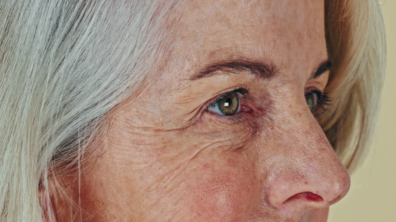 anciano, mujer y visión ocular de cerca